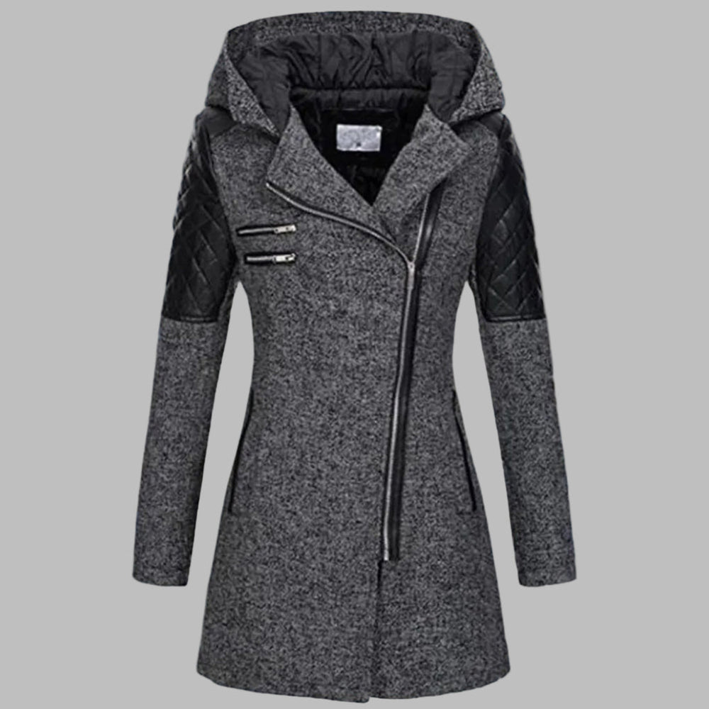 Grijze dames winterjas met capuchon, zwarte leren accenten en asymmetrische rits, ideaal voor koude weersomstandigheden.